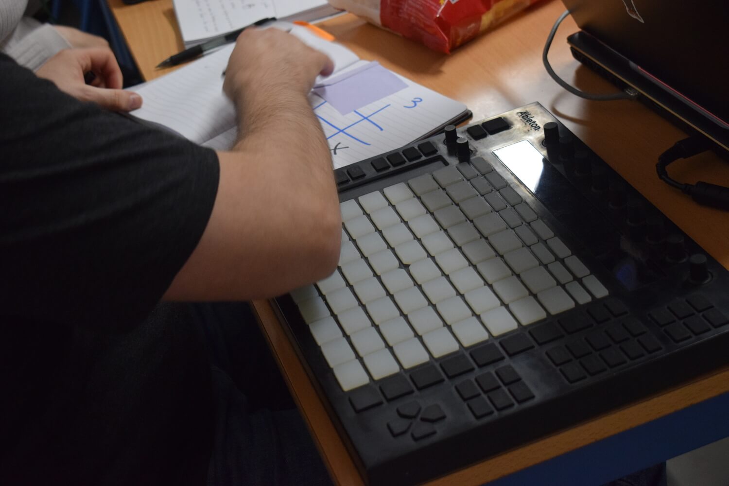 Grupo de personas preparando un juego