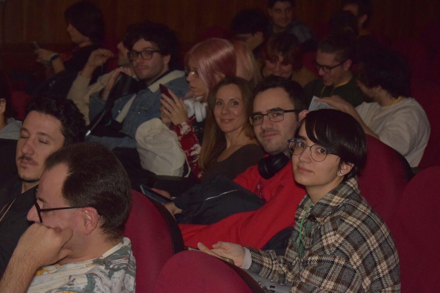 Asientos de un teatro llenos de personas