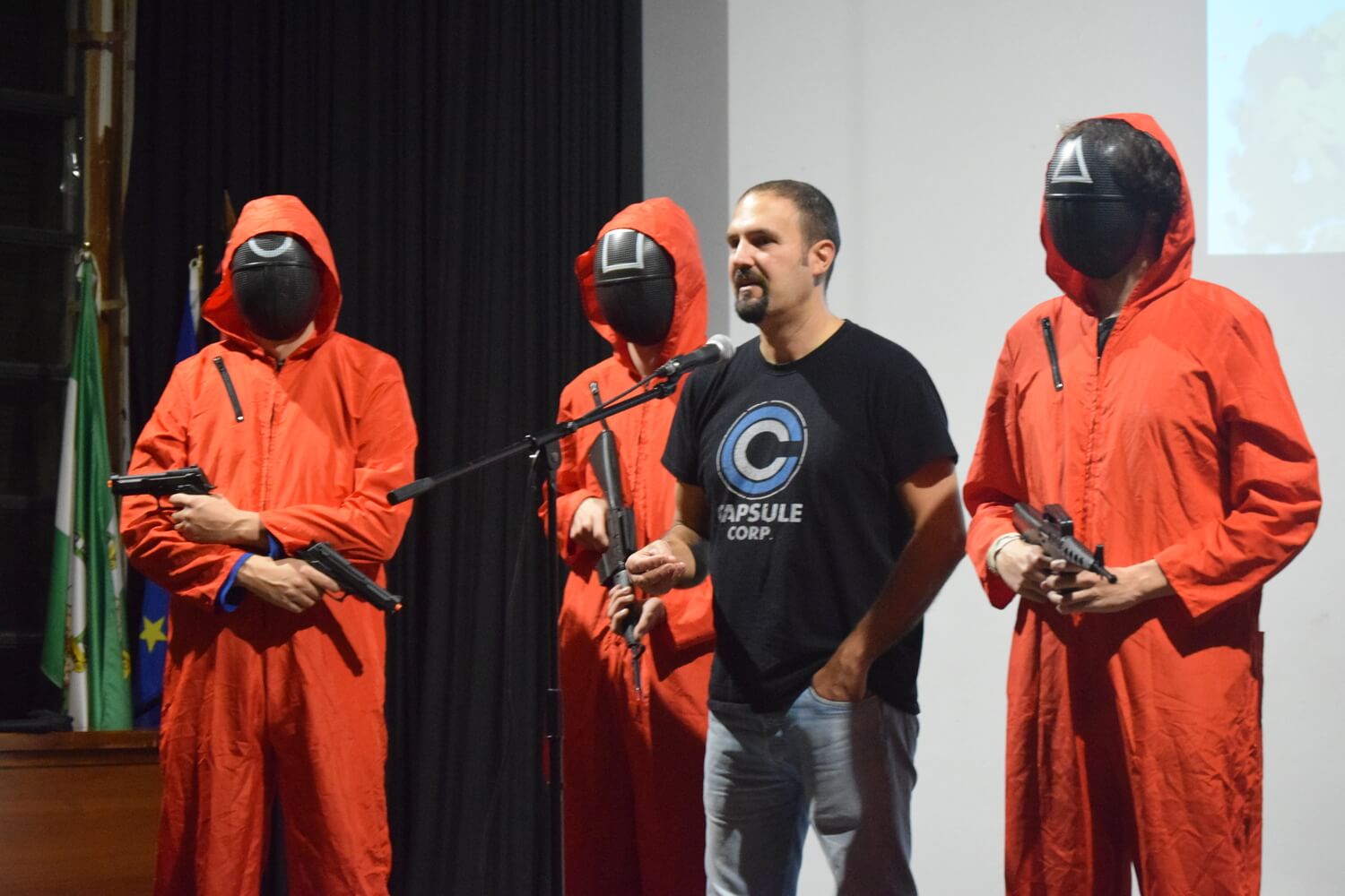 Personas en un teatro saludando a camara