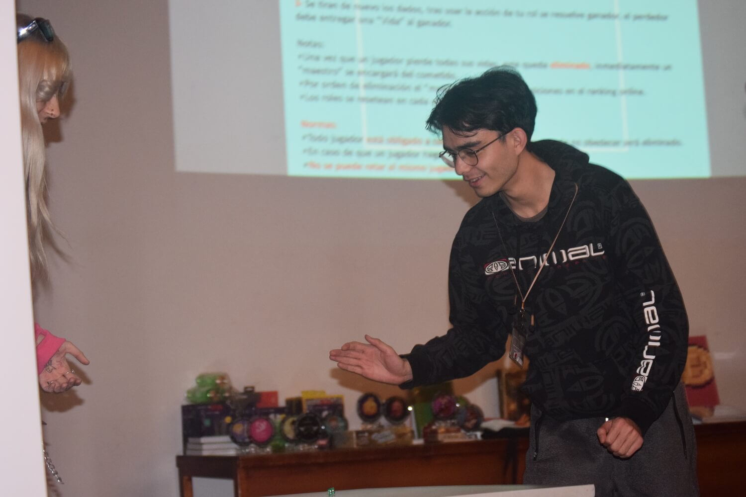 Presentador del evento junto a personajes